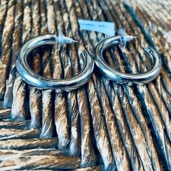 ✨💛 Chunky Silver Tone High Shine Hoops ✨ - Picture 2 of 5